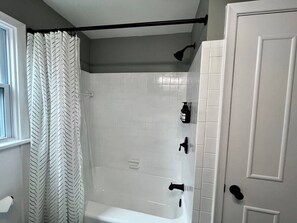 Hair dryer, towels, soap, shampoo - Beautiful Modern Home near Toledo Hospital & UT (Toledo)