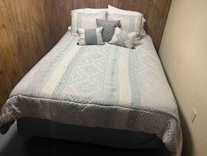 5 bedrooms, iron/ironing board, WiFi, bed sheets