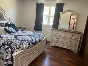 5 bedrooms, iron/ironing board, WiFi, bed sheets
