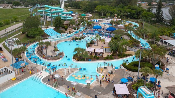 Un grand parc aquatique doté de nombreuses piscines, de toboggans et d’une piscine à vagues.