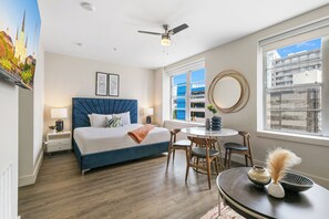 Luxury Studio, 1 Katil Raja (King) dengan Katil Sofa, Non Smoking, Kitchen | Ruang tamu | 40 inci televisyen skrin rata dengan satelit, Netflix, bola sepak meja