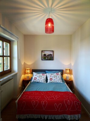 2 bedrooms, desk, travel cot, free WiFi