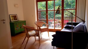 Fernseher, Tischfußball, Bücher