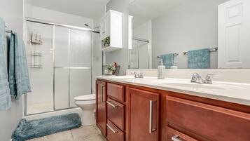 Pyyhkeet, saippua, vessapaperi