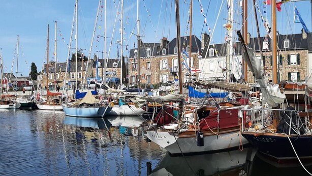 A harbor with multiple boats docked, surrounded by buildings. - Très Joli Studio, Neuf, à 50 m de la mer (Paimpol)