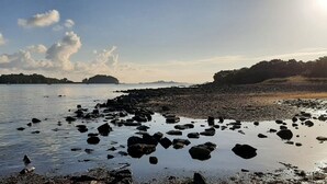 A rocky shoreline with calm water and distant landforms. - Très Joli Studio, Neuf, à 50 m de la mer (Paimpol)