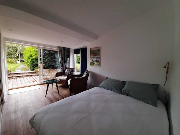 1 bedroom, bed sheets