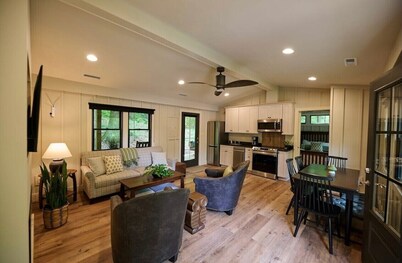 Valley Overlook, Peninsula, Ohio - Luxury Cabin adjoins National Park
