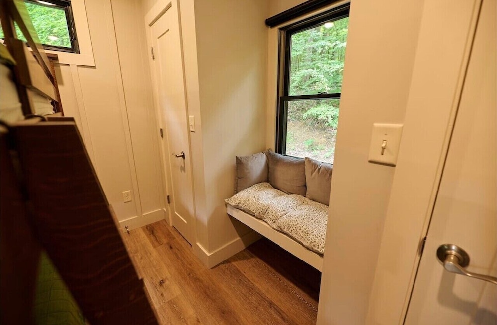 Valley Overlook, Peninsula, Ohio Luxury Cabin adjoins National Park Cuyahoga Falls Vrbo