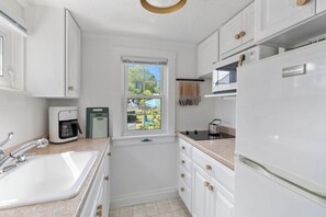 Kühlschrank, Mikrowelle, Herdplatte, Geschirrspüler