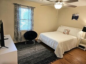 2 室のベッドルーム、アイロン / アイロン台、WiFi (無料)、ベッドシーツ