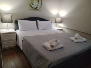 2 chambres, fer et planche à repasser, Wi-Fi, draps fournis