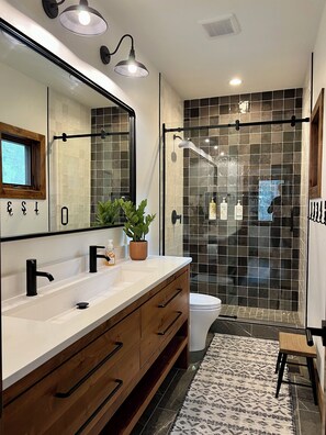 Shower, hair dryer, towels, soap - Behind The Pines cabin on the lake! (Island Park)