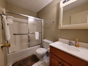Towels, toilet paper - Welcome to Blue Heron – Your Relaxing Retreat (Bronston)