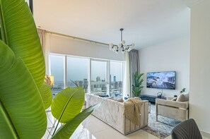 Lägenhet Panoramic | Vardagsrum | 65-tums smart-tv med satellitkanaler