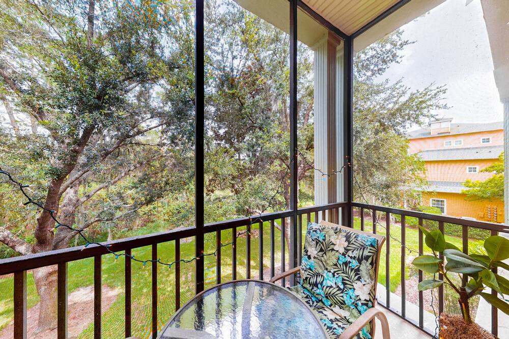 2nd floor condo w\/ tennis court, near theme parks, pools, basketball court