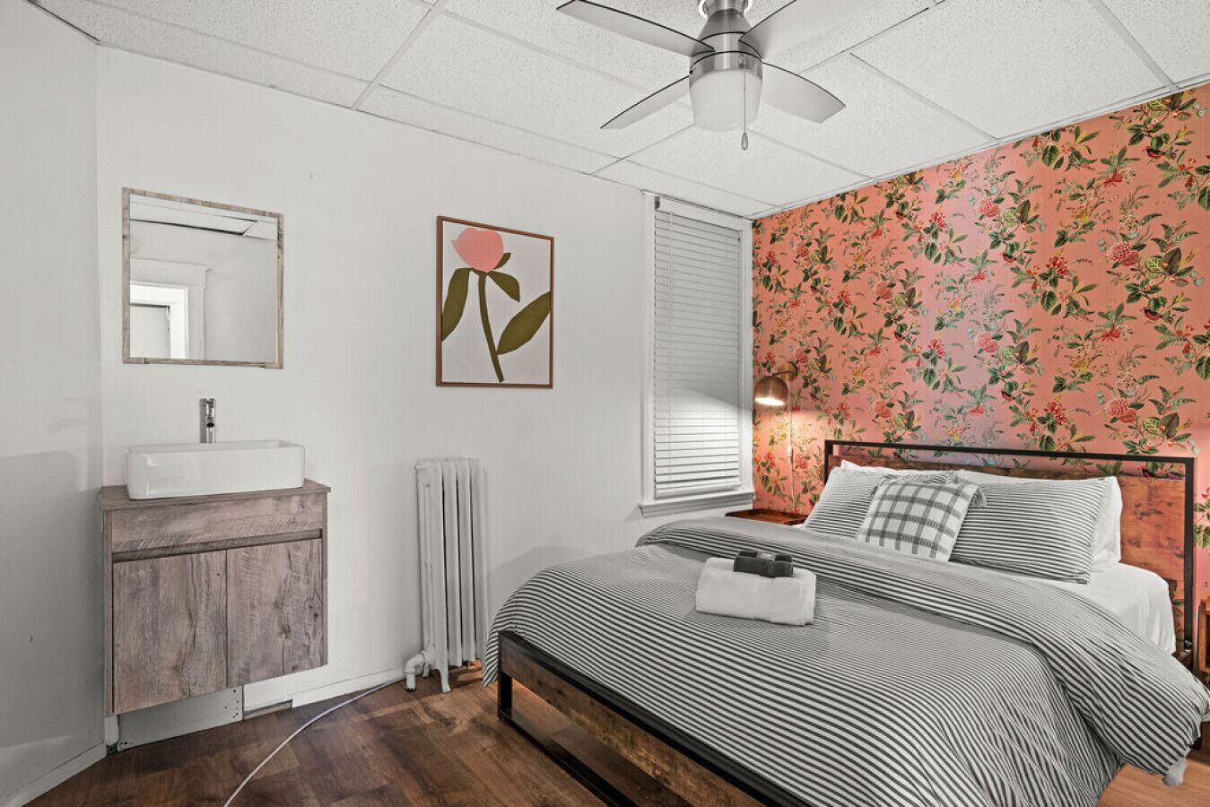 2 bedrooms, desk, iron/ironing board, WiFi