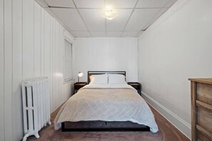 2 bedrooms, desk, iron/ironing board, travel cot - 921 · Cumming Avenue Rentals #921 (Superior)