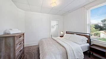 2 bedrooms, desk, iron/ironing board, travel crib