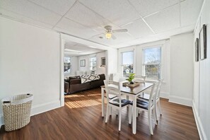Interior - 921 · Cumming Avenue Rentals #921 (Superior)