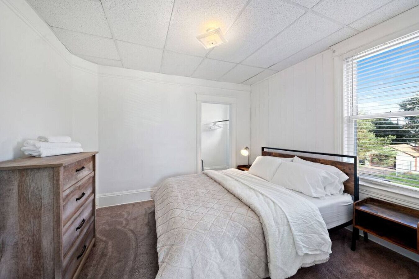 2 habitaciones, escritorio y tabla de planchar con plancha 