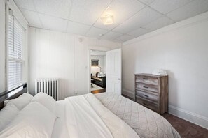 2 Schlafzimmer, Schreibtisch, Bügeleisen/Bügelbrett, Reisekinderbett