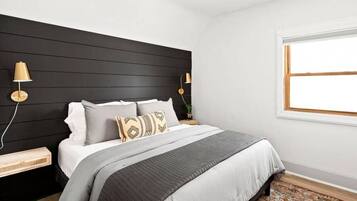 3 bedrooms, desk, iron/ironing board, travel crib