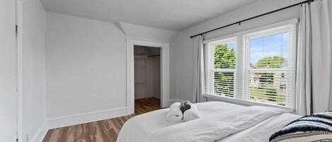 2 habitaciones, escritorio y tabla de planchar con plancha