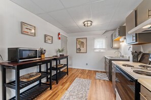 Kylskåp, mikrovågsugn, ugn och spishäll