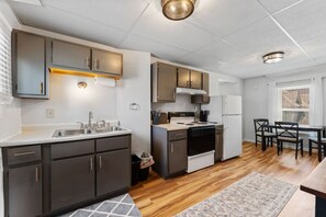 Réfrigérateur, four à micro-ondes, un four, surface de cuisson