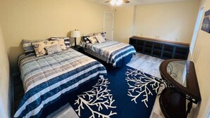 A bedroom with two beds, a ceiling fan, a nightstand, and a dresser. - Lanan Hideaway on Toledo Bend >B CLOSE TO TOLEDO TOWN!!!! (Many)