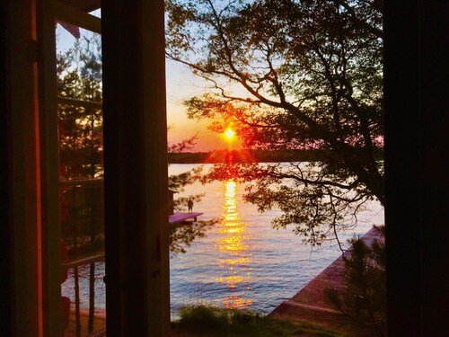 COOL 5br 2ba cabin on Catfish Lake, EAGLE RIVER CHAIN, covered porch, Beach