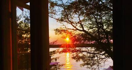 COOL 5br 2ba cabin on Catfish Lake, EAGLE RIVER CHAIN, covered porch, Beach