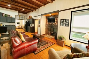 Een smart-tv en een open haard