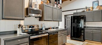 COOL 5br 2ba cabin on Catfish Lake Eagle River Chain, covered porch, Beach