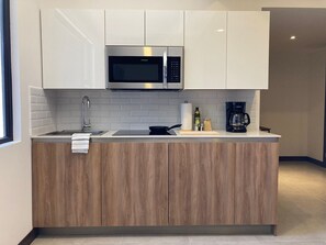 Frigorífico, microondas, placa de cocina y cafetera o tetera