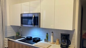 Réfrigérateur, four à micro-ondes, surface de cuisson, cafetiÚre-théiÚre
