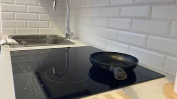 Refrigerador, microondas, parrilla de estufa y cafetera y tetera