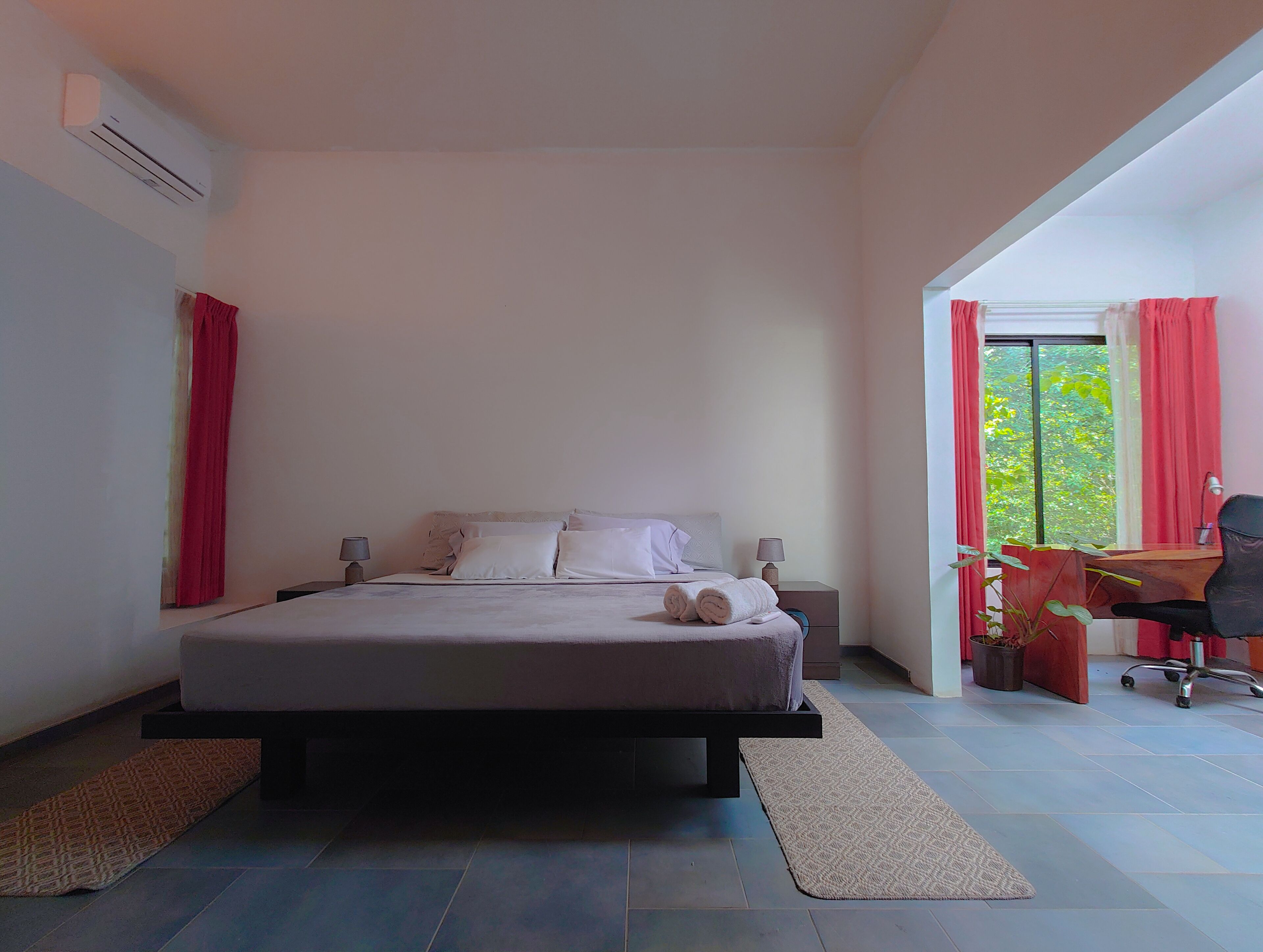 3 bedrooms, desk, iron/ironing board, free WiFi