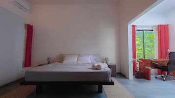 3 bedrooms, desk, iron/ironing board, free WiFi