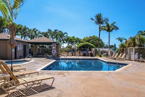 Outdoor pool, pool umbrellas, pool loungers - Centrally Located Elegant Vistas (Kihei)