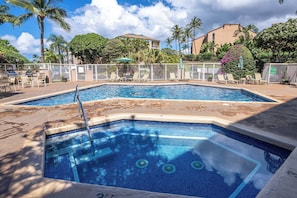 Outdoor pool, pool umbrellas, pool loungers - Centrally Located Elegant Vistas (Kihei)
