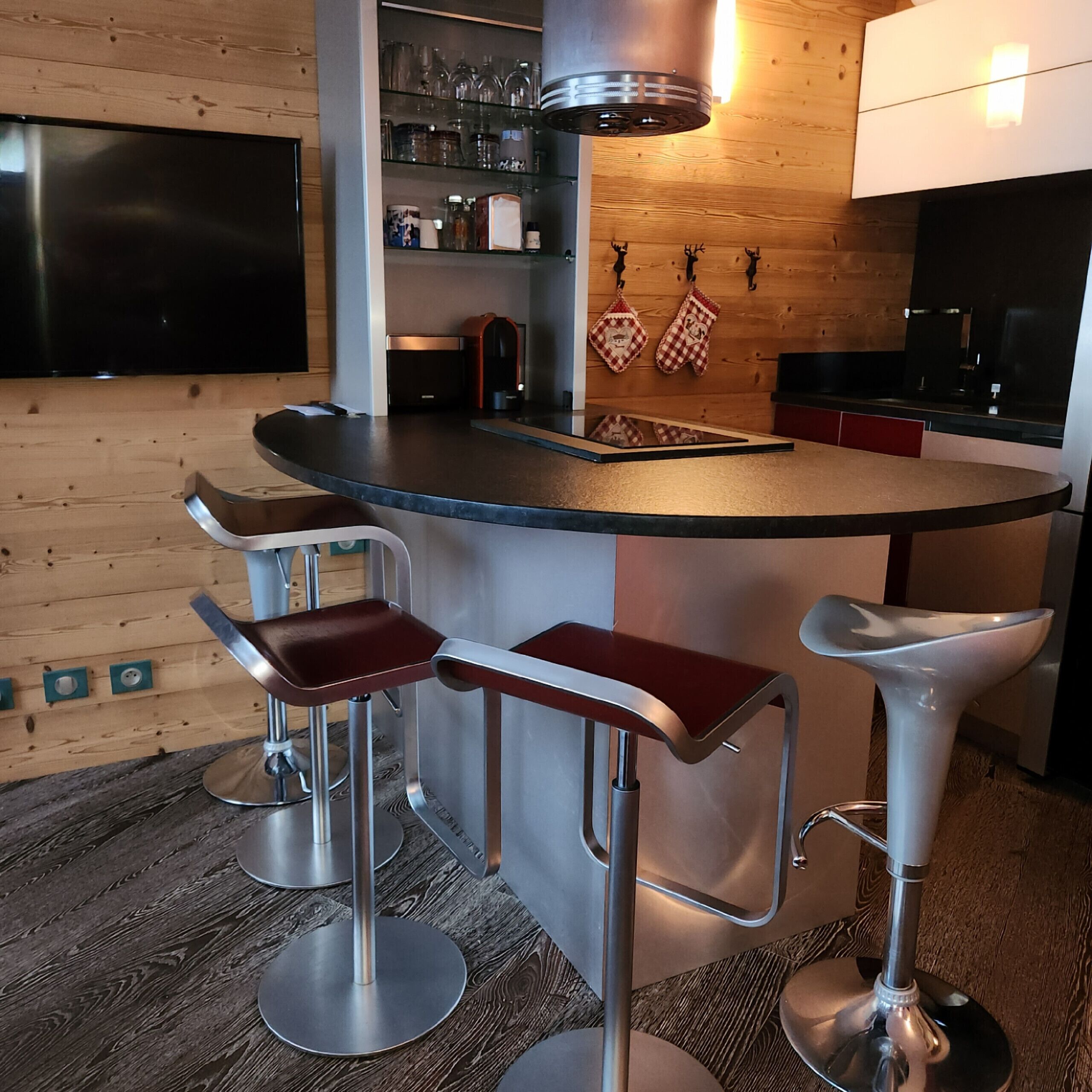 Kjøleskap, mikrobølgeovn, ovn og oppvaskmaskin