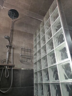 Douche, sèche-cheveux, bidet, serviettes fournies