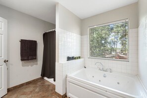 Shower, towels, toilet paper - Rainbow Lake Retreat: Lakeside Cabin for Big Families & Groups!
 (Pinetop-Lakeside)