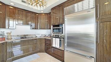 Batterie de cuisine, vaisselle et ustensiles