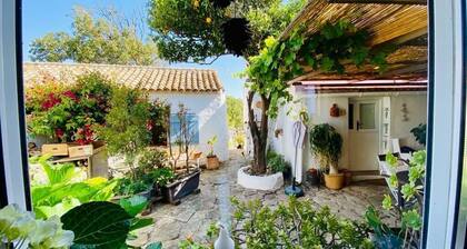 Casita Poniente, ÂĄen Plena Naturaleza y a 10 Minutos de la Playa de Bolonia!