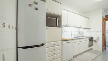 Frigorífico, microondas, horno y lavavajillas