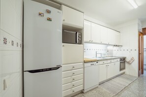 Fridge, microwave, oven, dishwasher - MATOSINHOS CENTER PREMIUM APARTMENT by VACATIONY (Matosinhos)