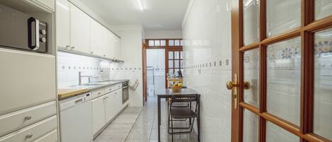 Réfrigérateur, micro-ondes, four, lave-vaisselle